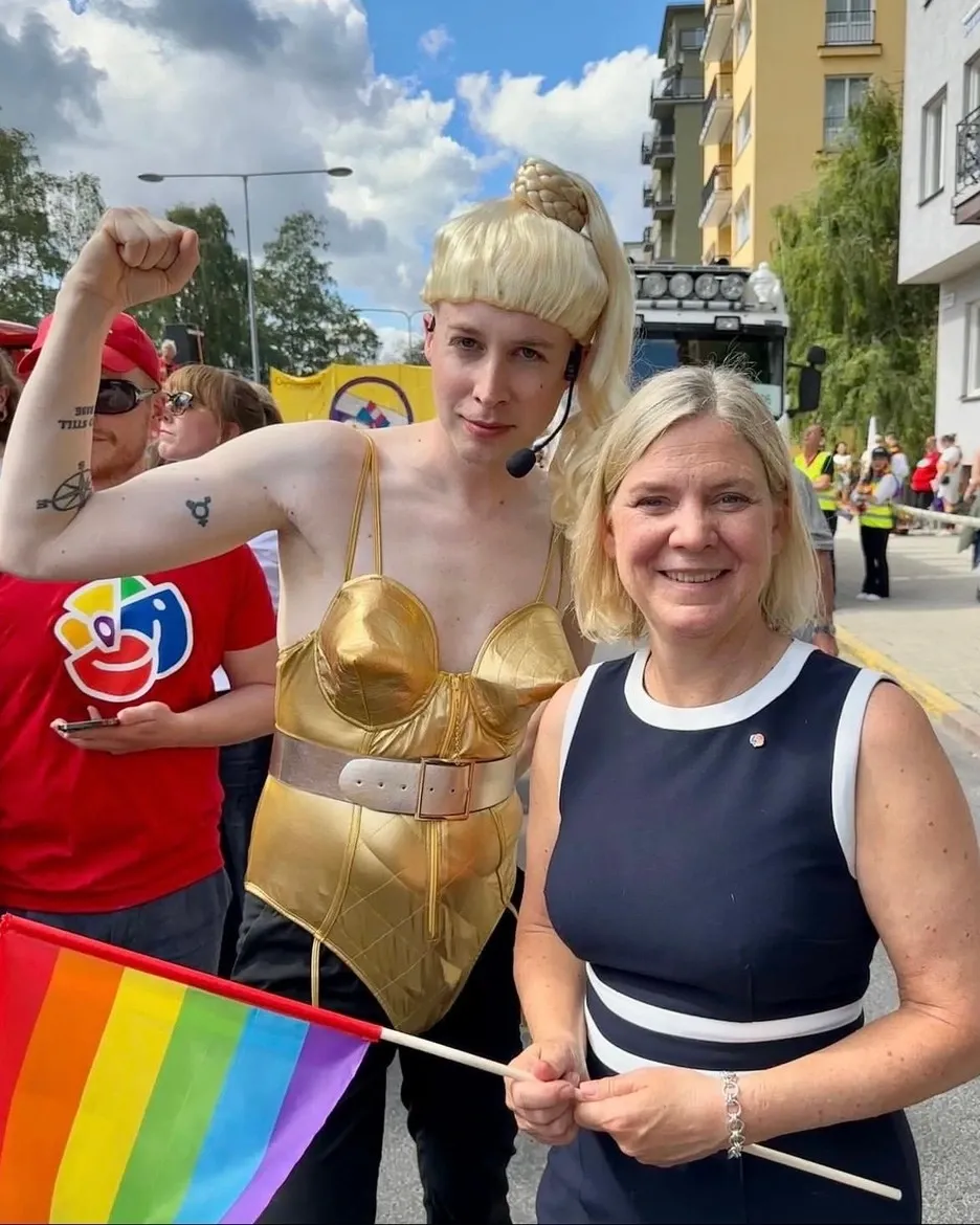 Bilden Jan Emanuel hänvisade till när Jesper Lindholm är utklädd till drag queen bredvid Magdalena Andersson. Foto: Privat.&nbsp;