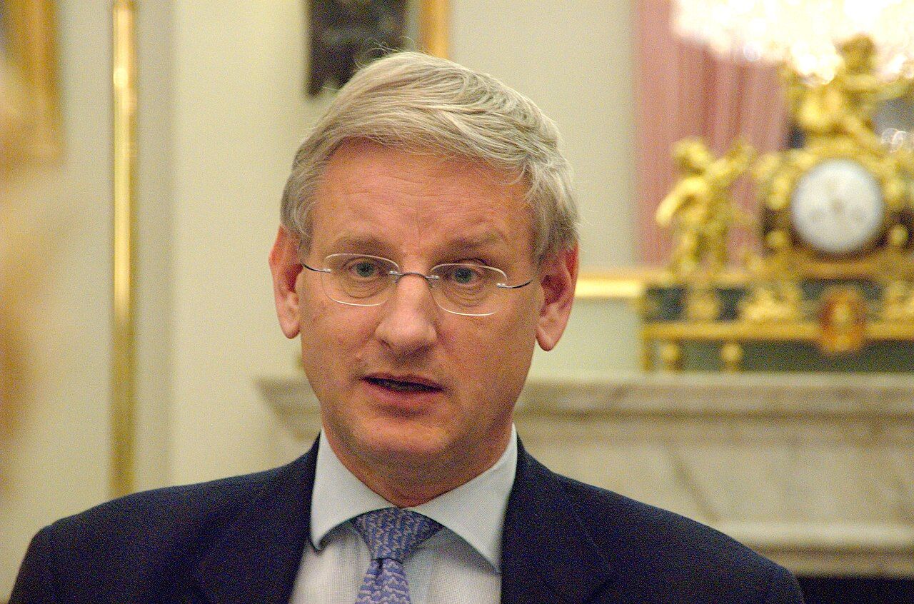 1280px-CarlBildt.b8dn3503382.jpg