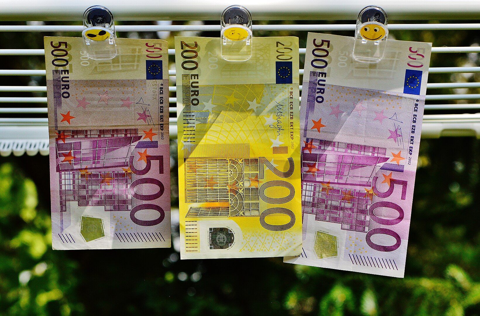 1641px-Moneyinnotes.jpg