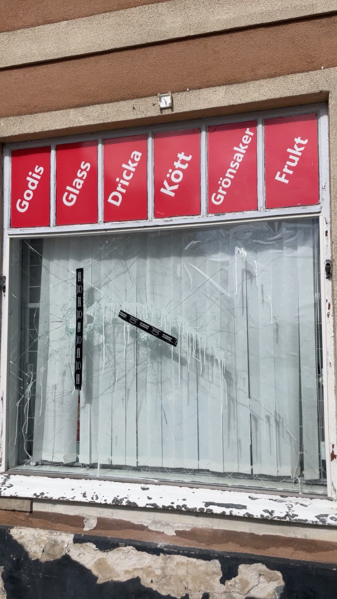 I skuggan av attacken mot S-lokalen –  Hassans butik utsattes också
