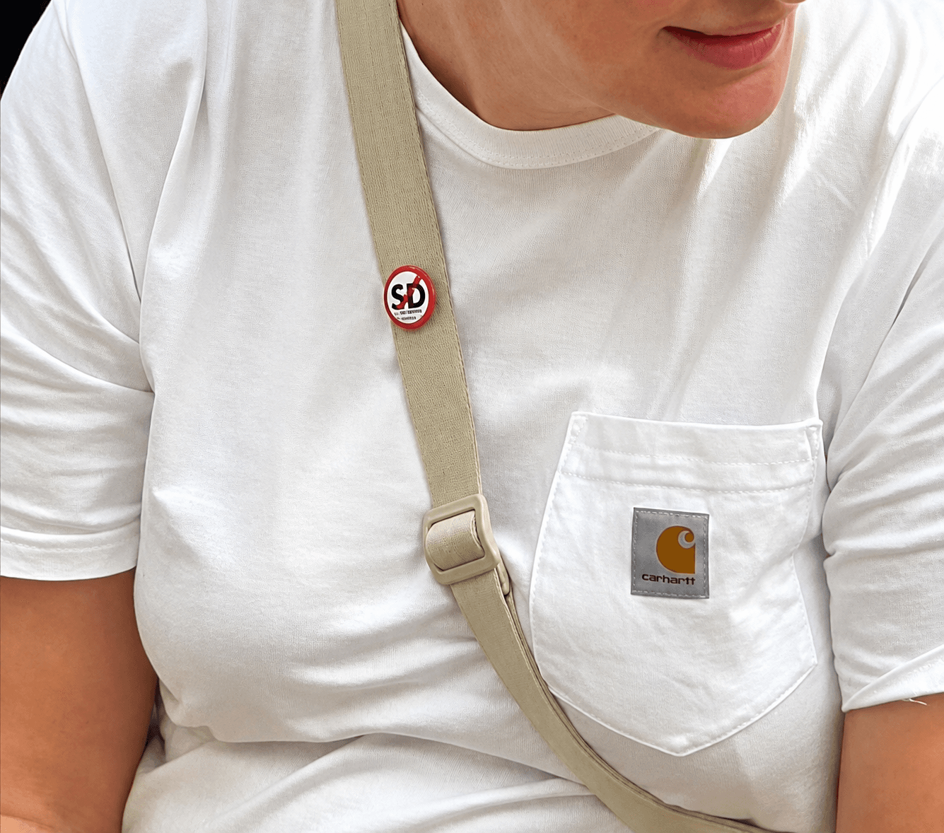 På bilden syns läraren med anti-SD pin. Foto: Privat.&nbsp;