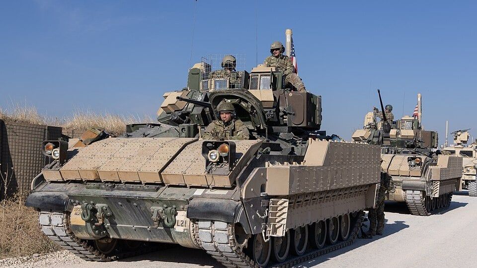 CoalitionForcesDepartinaBradleyFightingVehicleConvoyinSyria8800364.jpg