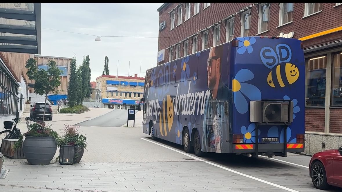 SD-bussen på snabbvisit i Skellefteå på onsdagen förra veckan. Foto: Riks