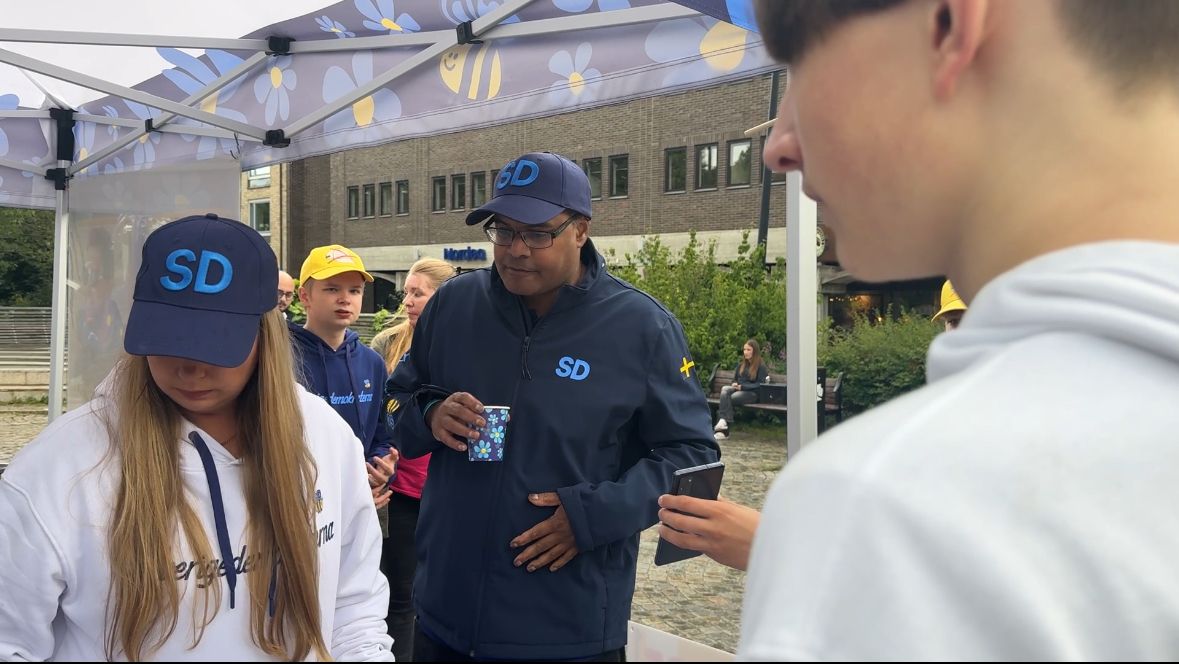 Oliver ansöker om medlemsskap efter mötet med Jimmie Åkesson (SD) i Örnsköldsvik.