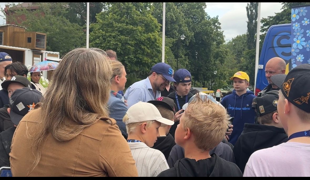 Heike tar en selfie med Jimmie Åkesson (SD).
