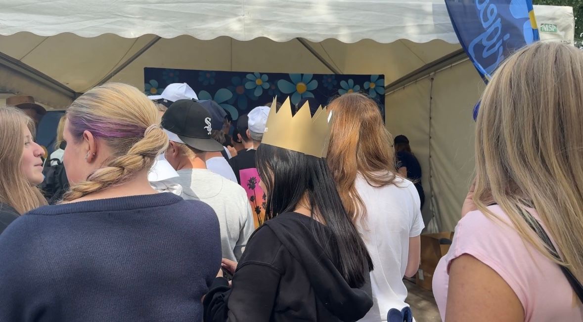 I Piteå var det många unga tjejer som köade för att träffa Jimmie Åkesson (SD).&nbsp;FOTO: Riks