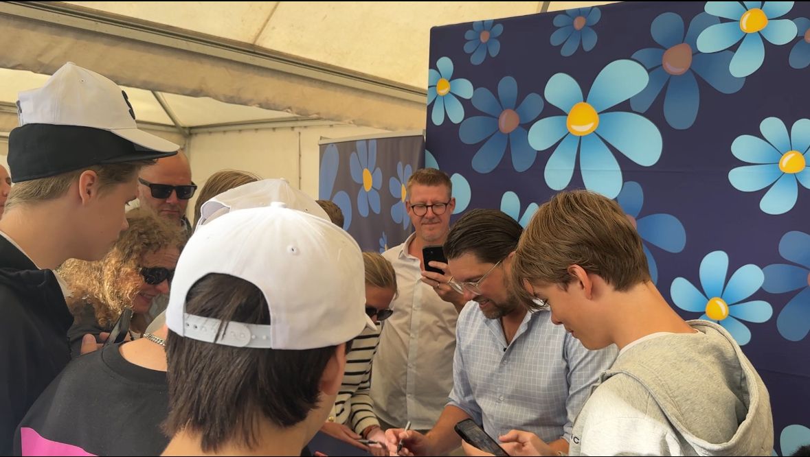 Unga möter Jimmie Åkesson (SD) på Noliamässan i Piteå.&nbsp;FOTO: Riks