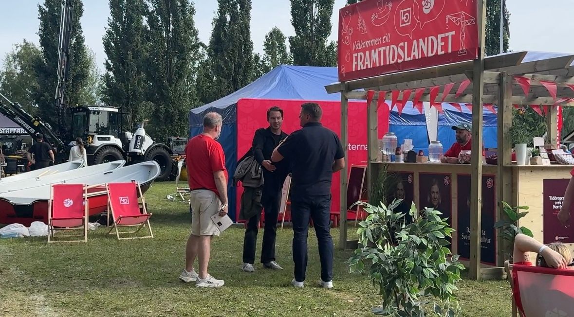 Tobias Baudin (S) tillsammans med sin pressekreterare vid Socialdemokraternas tält på Noliamässan i Piteå.&nbsp;FOTO: Riks