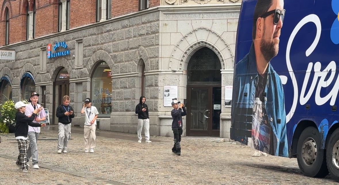 När SD-bussen kör in på torget springer ungdomar efter.