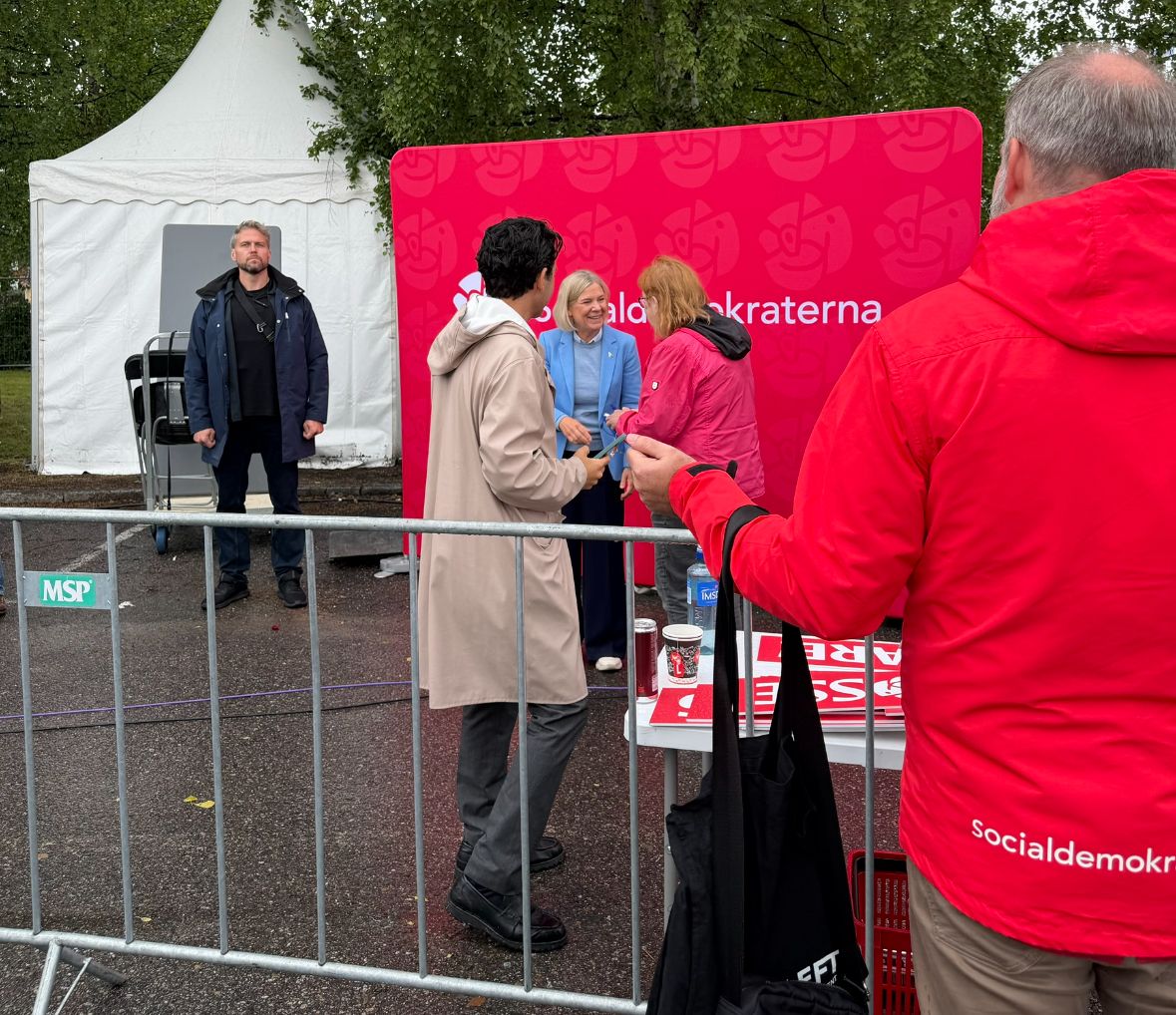 Magdalena Andersson (S) träffar besökare på Noliamässan i Piteå.&nbsp;FOTO: Riks