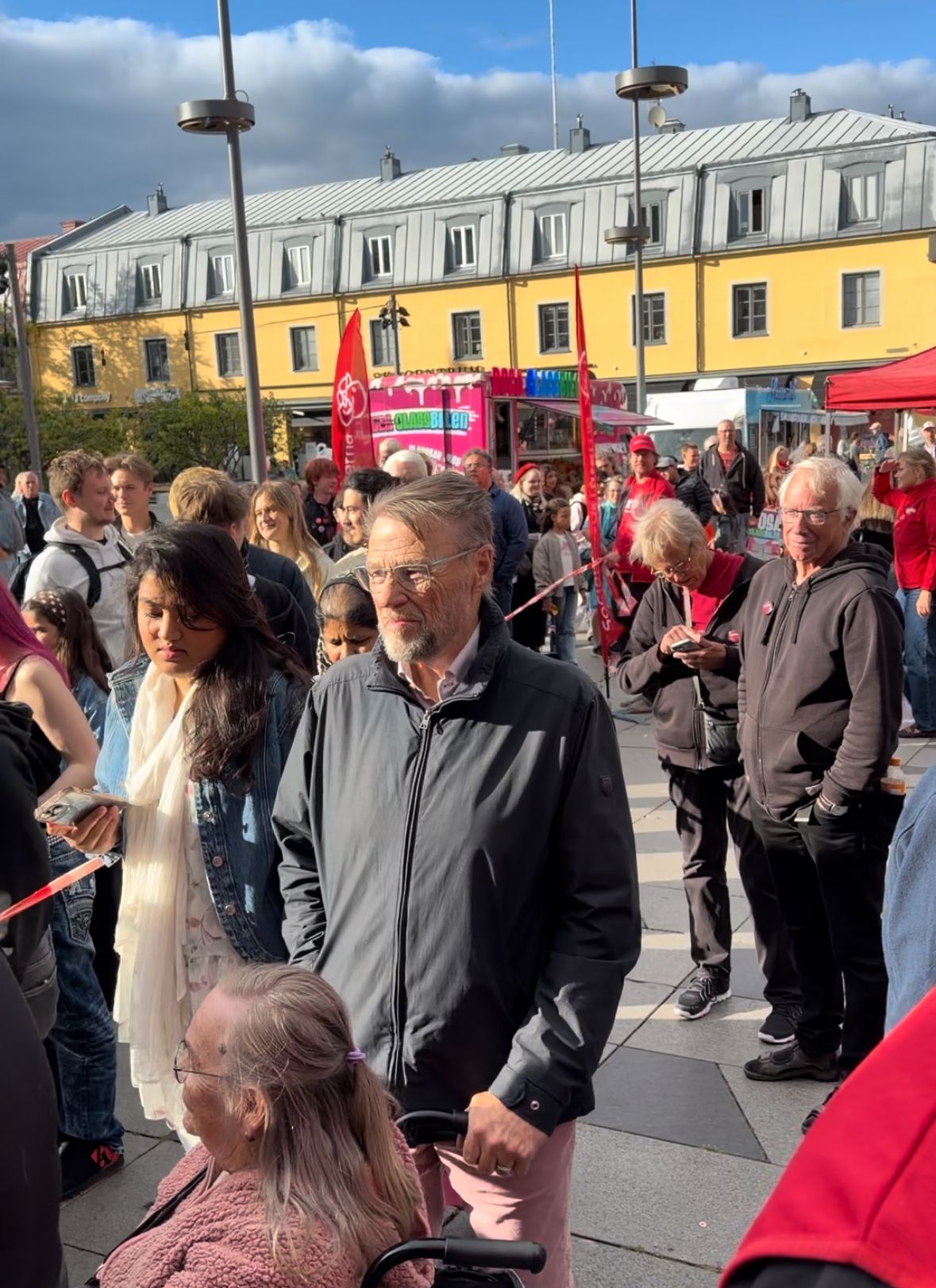 Många hade samlats på Rådhustorget i Umeå för Magdalena Anderssons (S) besök förra fredagen.&nbsp;FOTO: Riks
