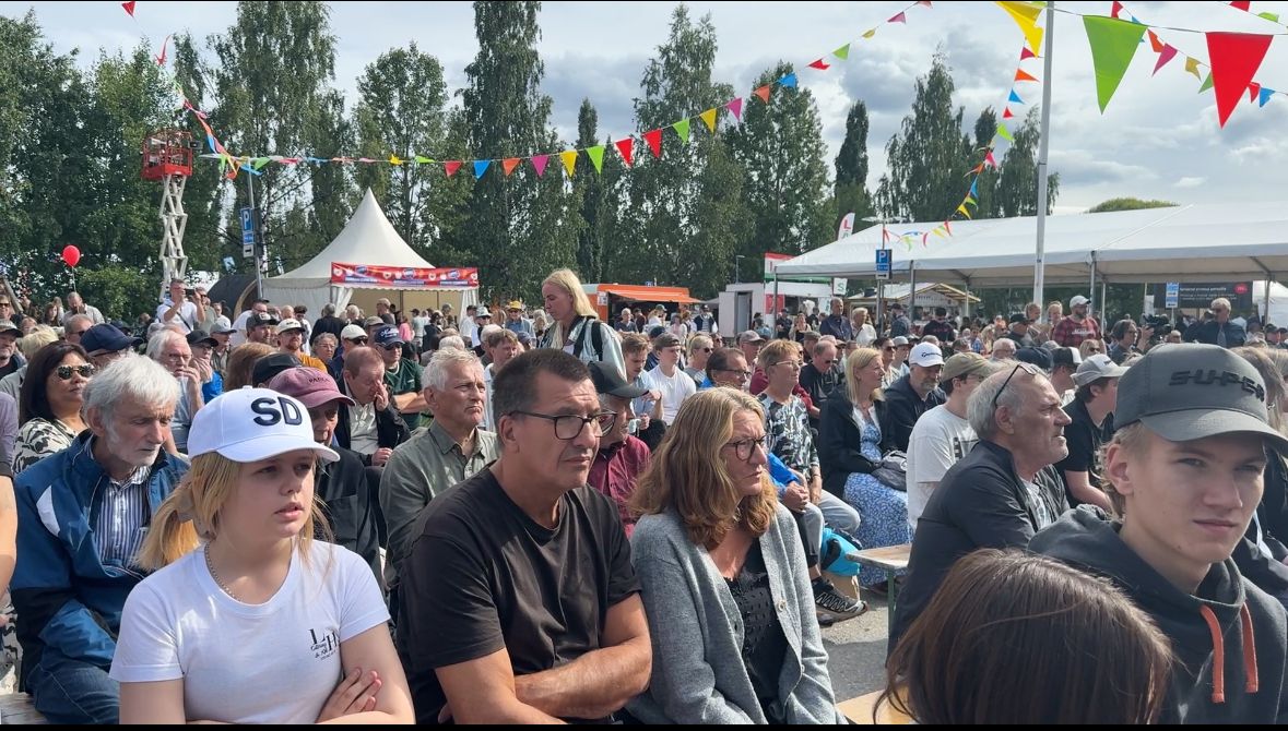 Många hade samlats för att se Jimmie Åkessons (SD) tal på Noliamässan i Piteå.