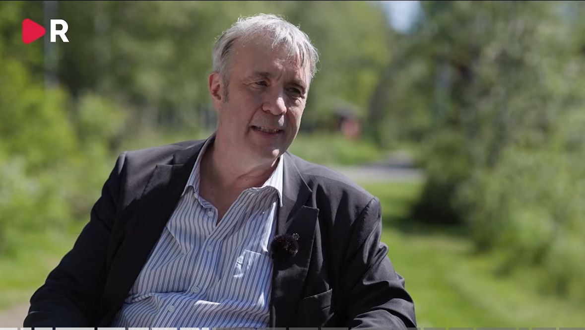 Peter Sköld, professor i historia, intervjuas i Riks. Foto: Riks