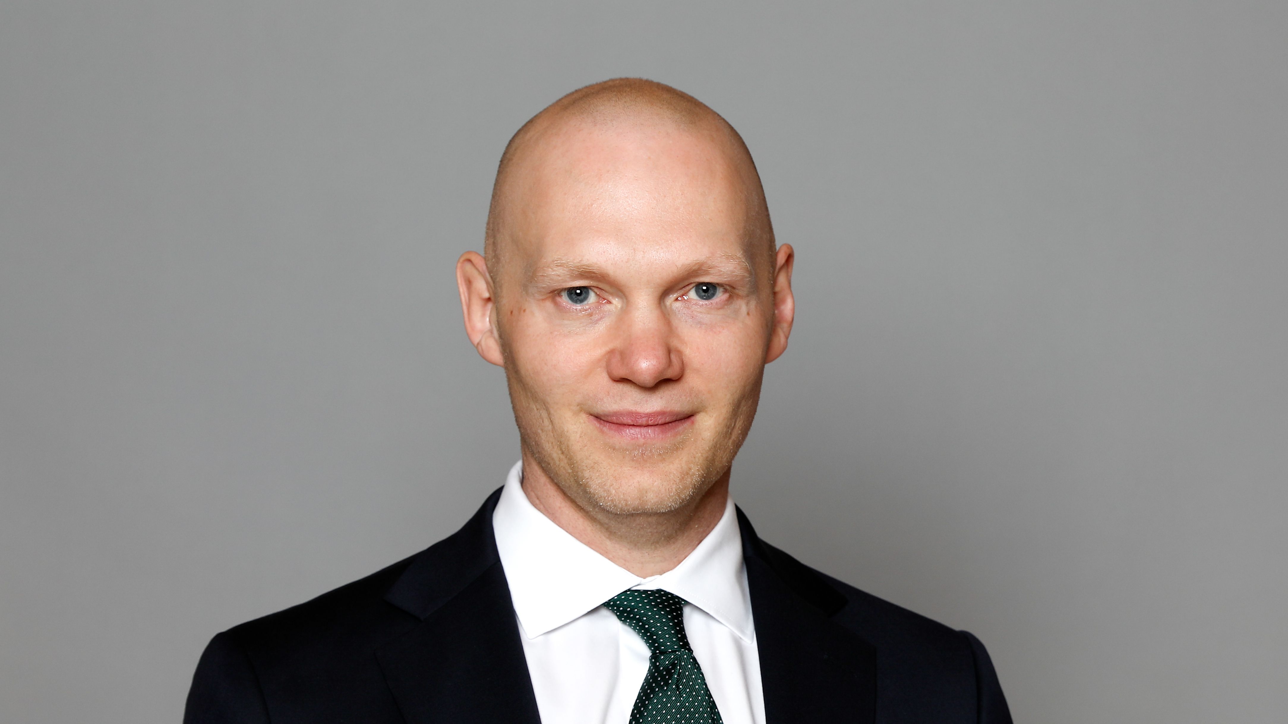 Niklas Wykman (M) slår tillbaka efter vänsterkaoset: ”Borde resas staty över Anderssons ledarskap”