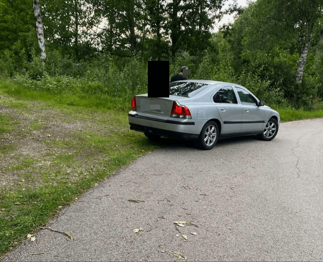 Gärningsmannen och brottsoffret vid brottsplatsen. Foto: Polisen