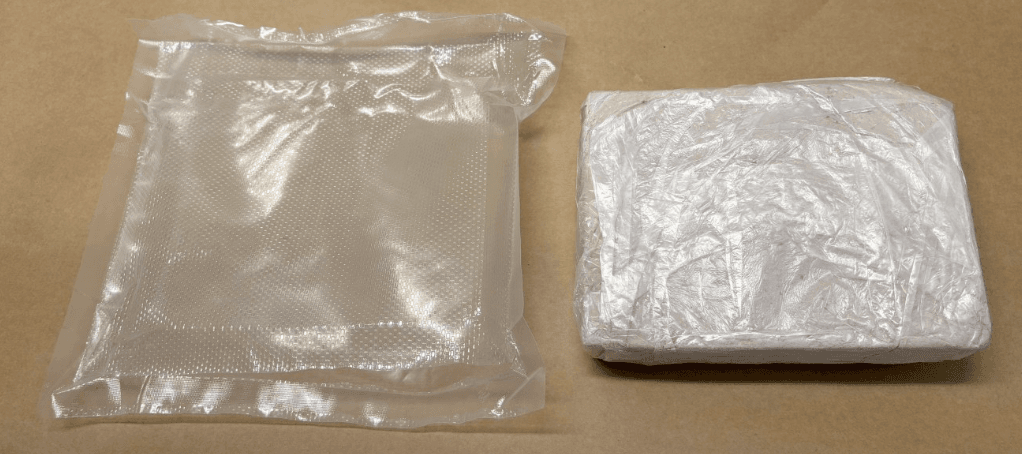16,4 kilo misstänkt heroin hittades i bilen. Foto: Tullverket.&nbsp;