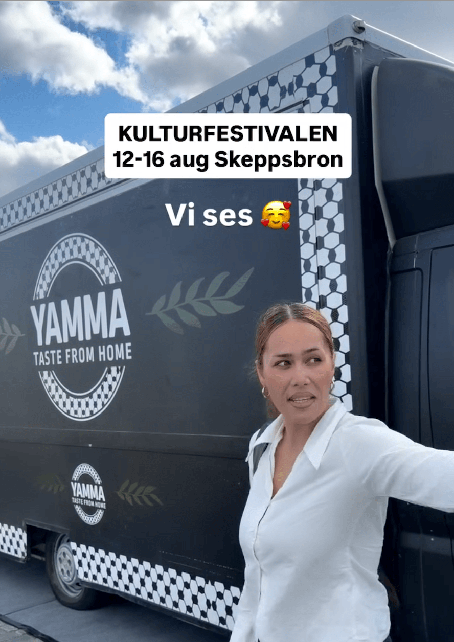 Nattalie Ström Banpuckdee syns framför foodtrucken Yamma i samband med Kulturfestivalen i år. Foto: Skärmdump.&nbsp;