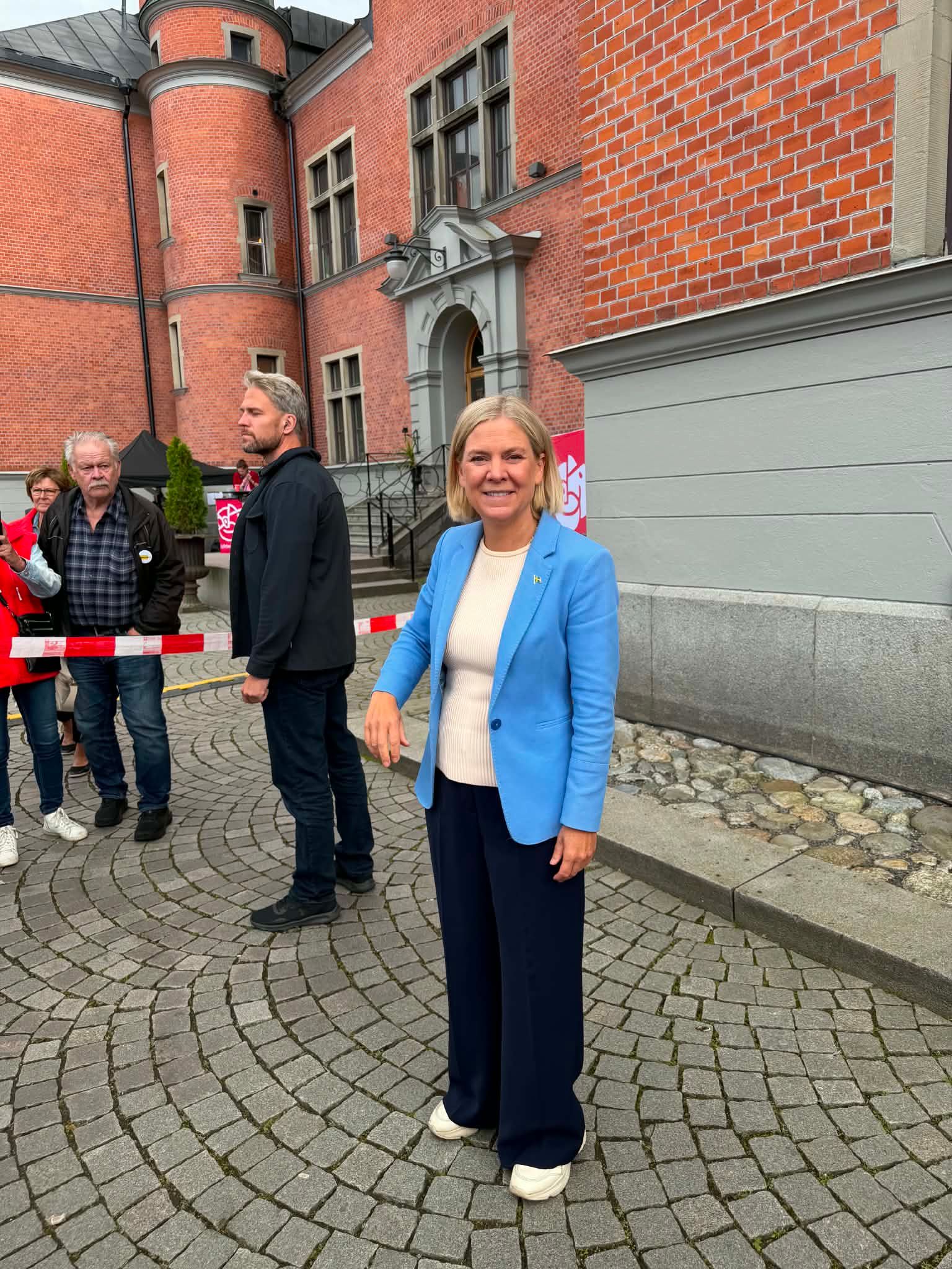 Magdalena Andersson (S) när träffade besökare i Umeå i fredags. Foto: Riks