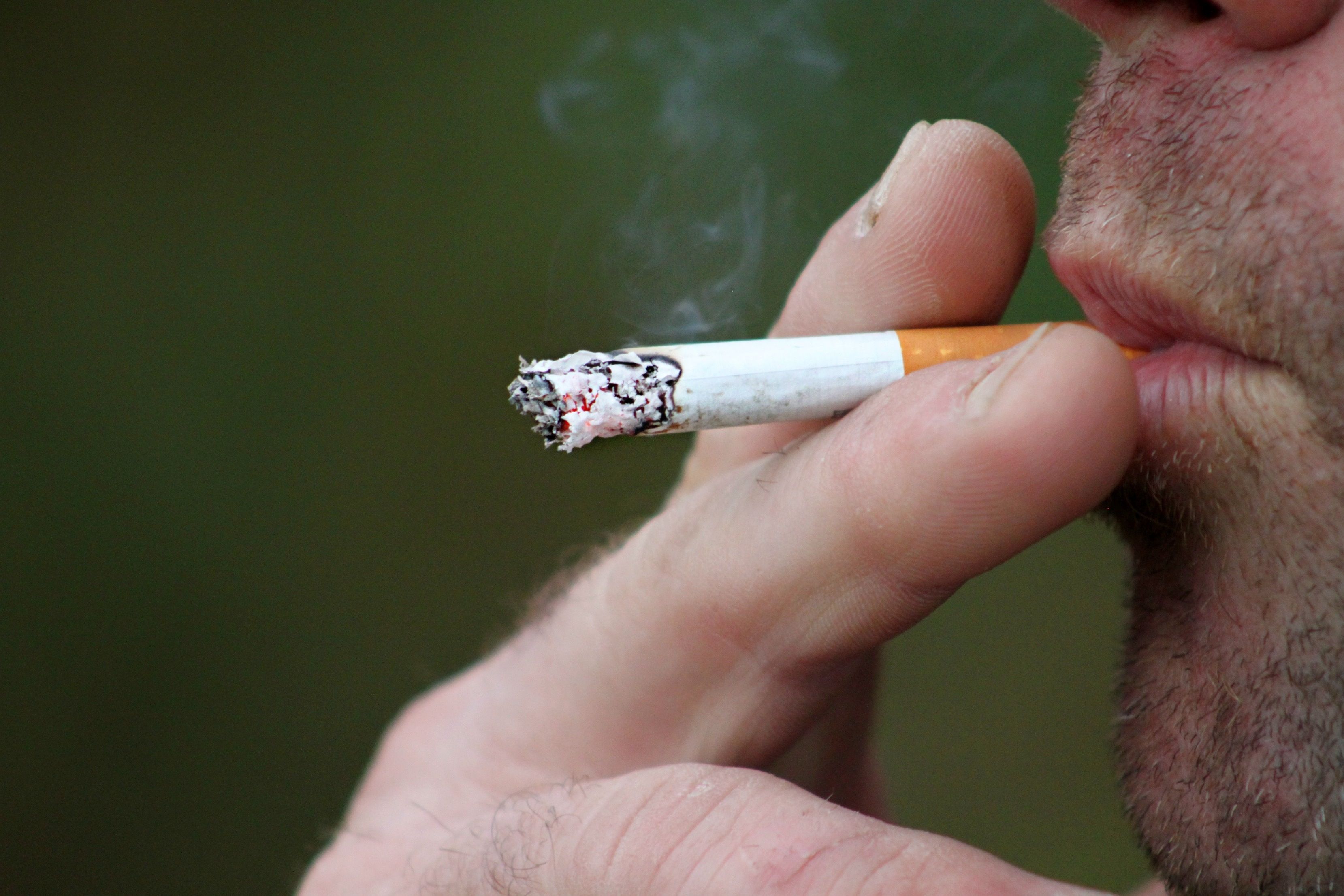 Bild på en som röker en cigarett
