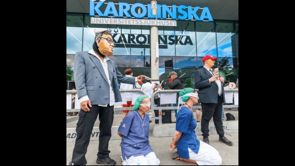 Demonstration i vårdkläder utanför Karolinskas entré (Foto: Faksimil Instagram)