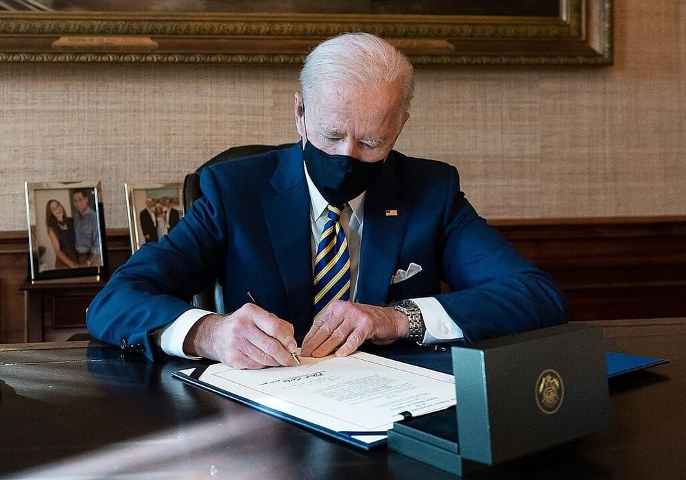 1028px-President_Joe_Biden_signs_H.R._335.jpg