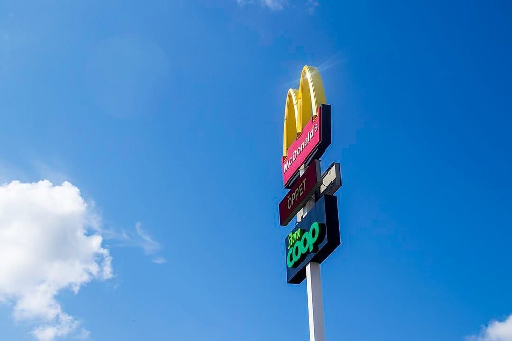 1080px-Cartel_de_McDonald-s_en_Visby.jpg