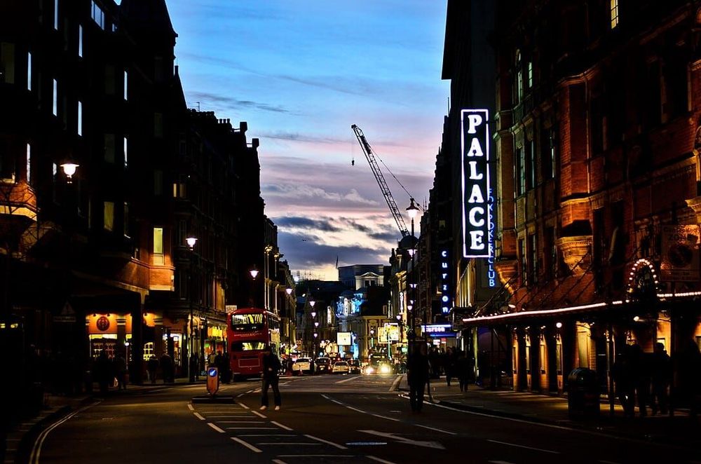 1087px-Shaftesbury_Avenue_at_dusk.jpg
