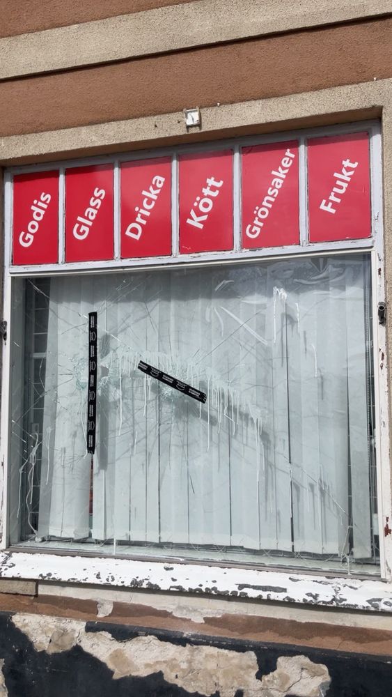 I skuggan av attacken mot S-lokalen –  Hassans butik utsattes också