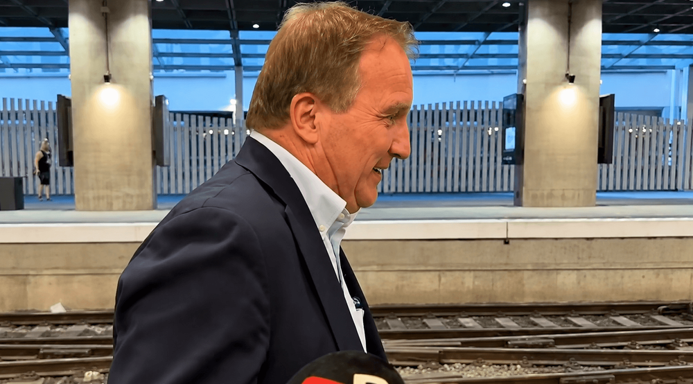 Här flyr Stefan Löfven undan Riks frågor: "Skärp dig"