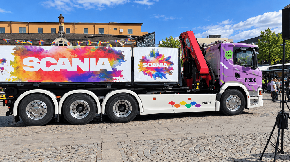 Scanias Pride-lastbil ställdes mitt framför kristen demonstration