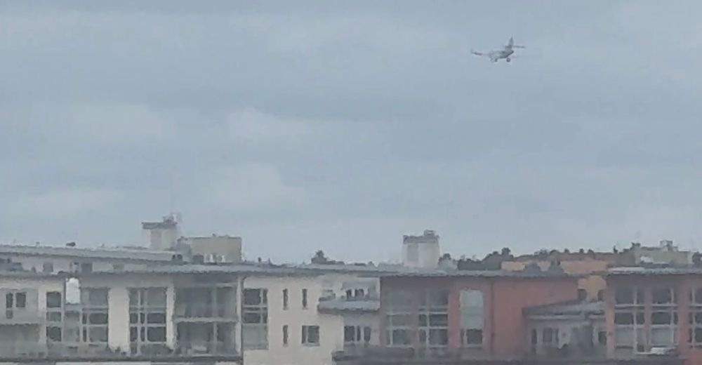 Här flyger Macron in över Stockholm
