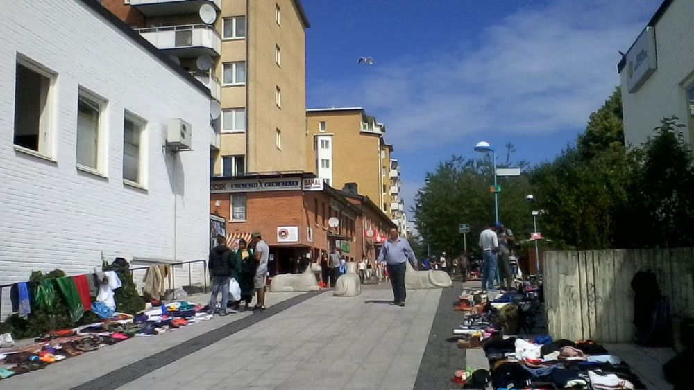 Man död efter balkongfall i Rinkeby