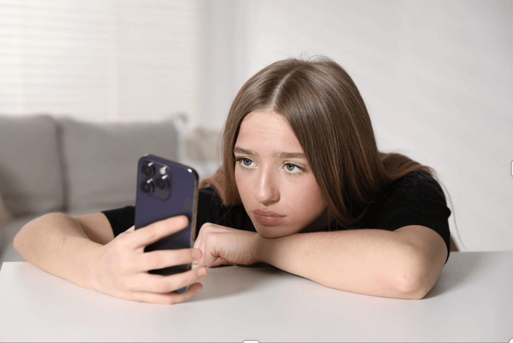 Förslag: Förbud mot sociala medier efter midnatt för brittiska 16- och 17-åringar.