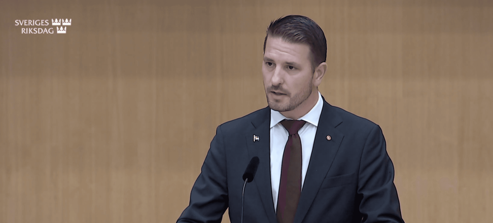 Här avbryts V-toppen i talarstolen: ”Lägg av!”