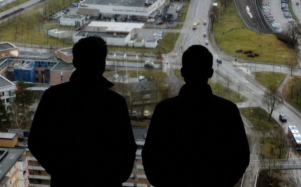 Två personer häktade för spioneri 