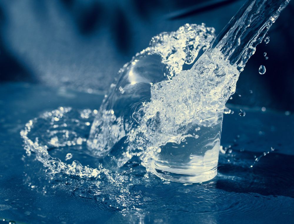 splash-water-from-glass-SBI-300878200.jpg