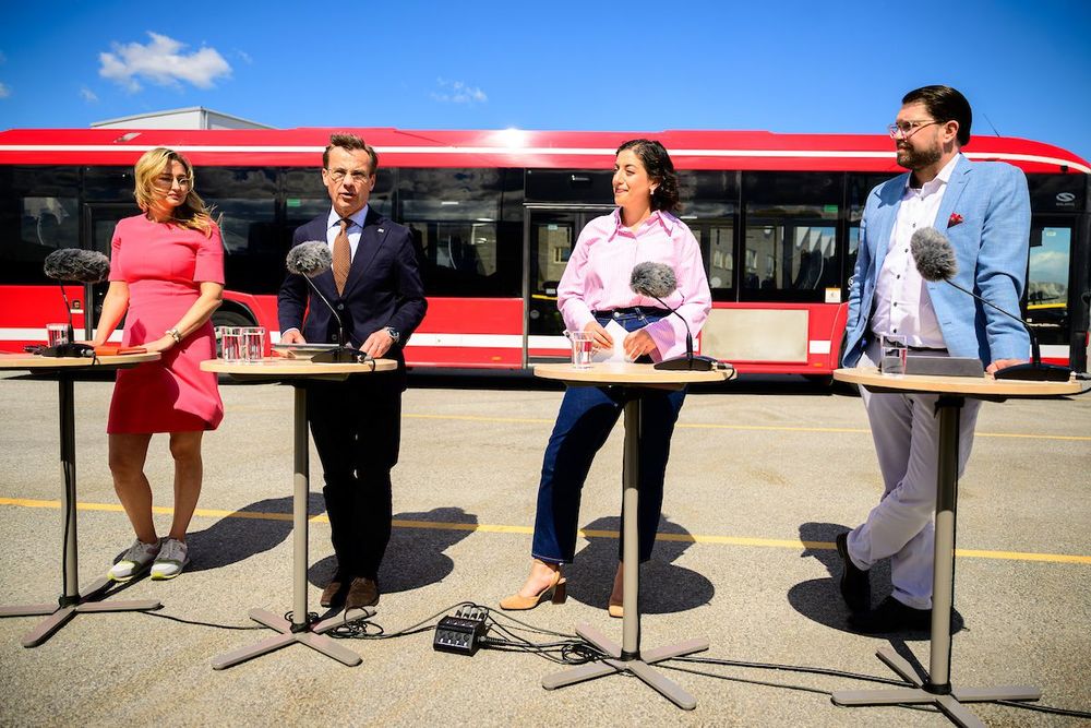 Tidöpartierna presenterade satsningen på kollektivtrafik vid en bussdepå i Charlottendal i Stockholm i maj.