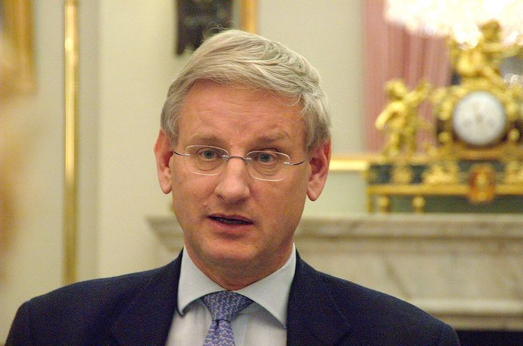 Bildt satt i styrelse för oljebolag misstänkt för folkrättsbrott – nu ska han vittna
