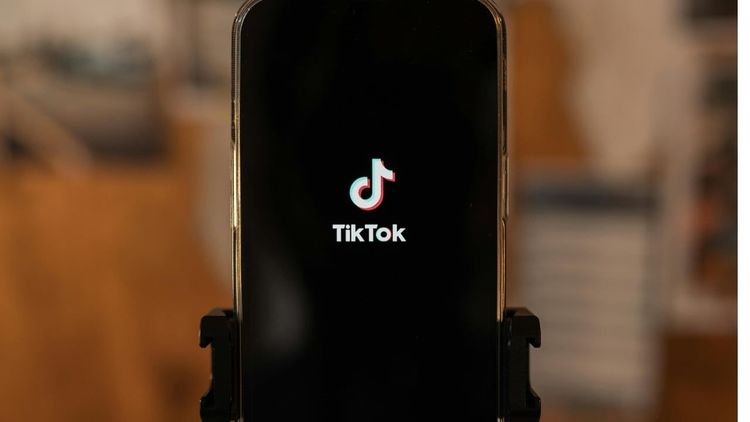 Hotade kvinna i TikTok-sändning – döms efter våldtäktsanklagelser
