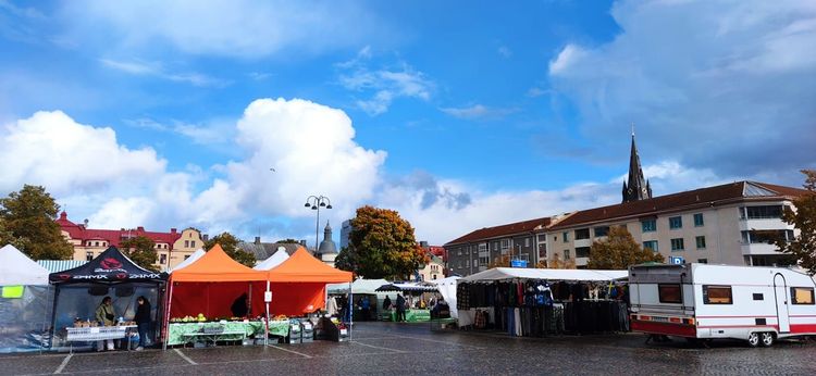 Misshandel vid jordgubbsstånd i Jönköping – tre män gripna
