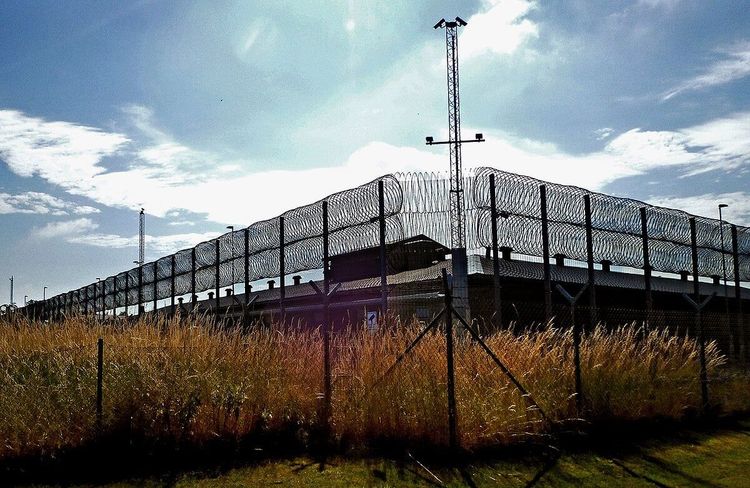 Vårdbolag med brottsåtalad ägare får miljonavtal – sägs upp