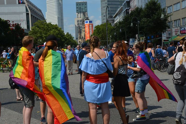 Lägg av – homosexuella män är inte mer utsatta än kvinnor
