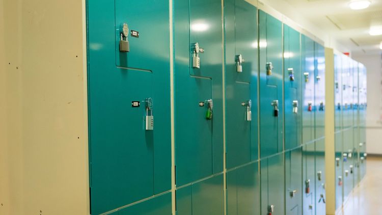 Fem tonåringar åtalas för förnedringsmisshandel på gymnasium