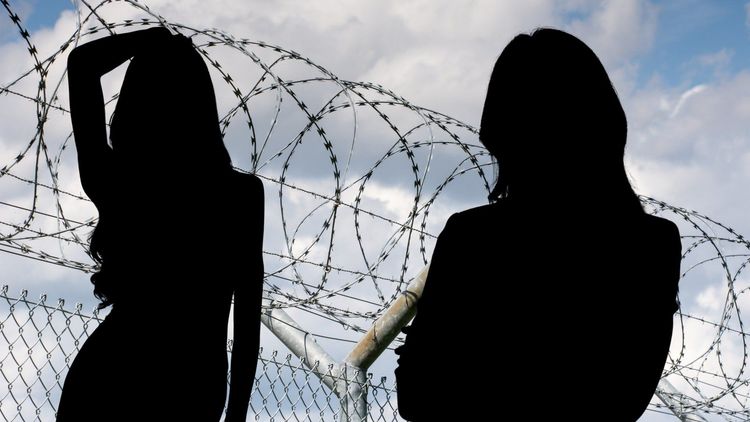 Sexförbud mellan kvinnofångar trotsas: "Vi fick inte pussas"