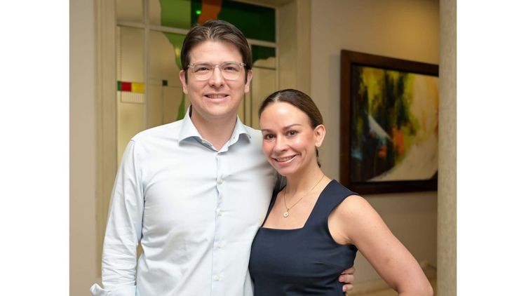 Konservativ colombiansk senator skjuten under kampanjmöte