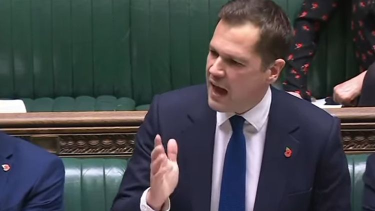 "Vi har fått nog!" – fyra av fem nya jobb i Storbritannien till utländska medborgare