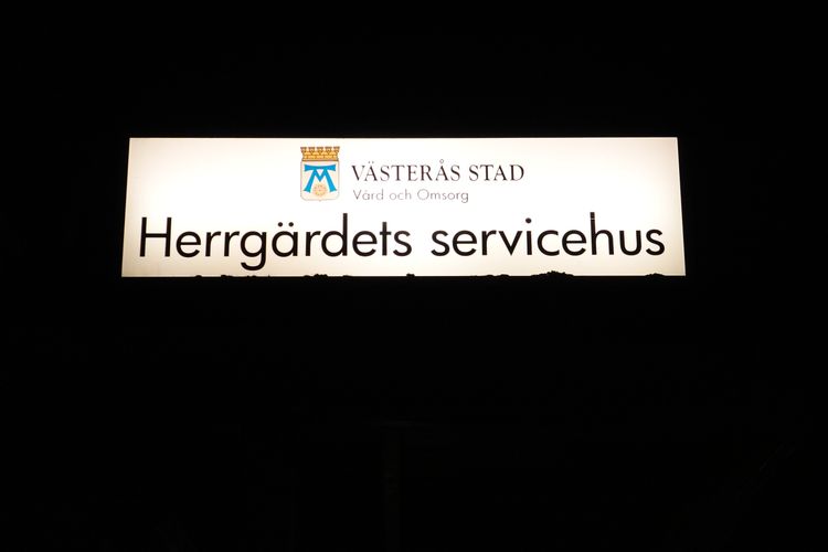 Äldre man slagen och rånad – gärningsmännen på fri fot