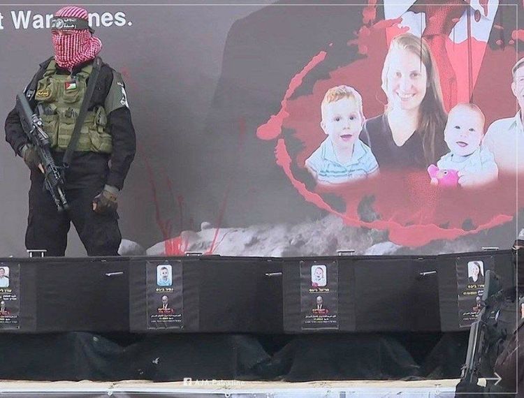 Hamas gör propaganda av överlämnandet av döda gisslan