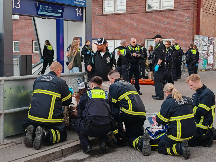 Tolv skadade efter knivattack i Hamburg