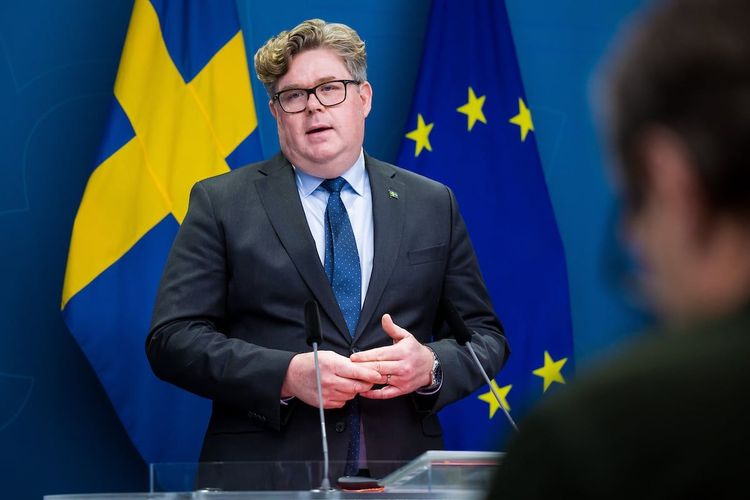 Efter ministerns förföljelse: Strömmer kallar till möte 